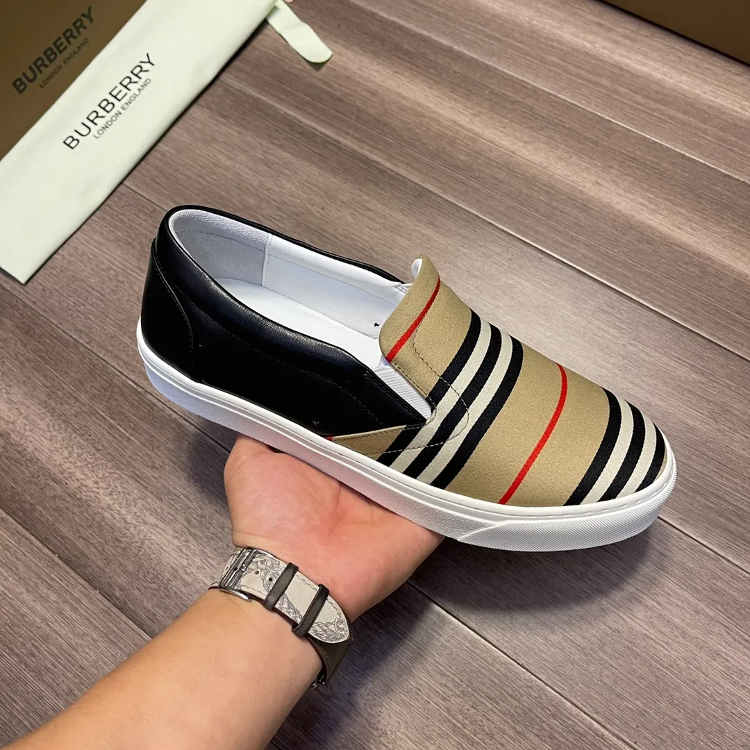 "BURBERRY" P340 [Original order·Version] Burberry: Top 🔝Purchasing agent🔍🔍The latest men's counter is on sale simultaneously, the original version imported from Italy🔝·Nappa calfskin·Brand totem cloth· Highlighting the (high-end, extravagance, class) travel, home, and best choice" exquisite workmanship (Imported water-dyed leather lining from Italy 🇮🇹), sole: original sole provided by the original factory, ⚠️exclusive double-layer Dynamic · TPU · rubber · two-color molded outsole; super comfortable · wear-resistant · non-slip · environmentally friendly 🌳🌳🌳, the real thing is more beautiful 🎬The real thing is more beautiful 🔍🔍 (high quality · follow the order) You can enter and exit the counter at will: Size: 38·39·40·41·42·43·44·(🎉Customized 45) Welcome to order...☕️